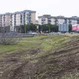 A sinistra del canalone si sviluppa infatti la zona �bene�, fatta di condom�ni arricchiti da giardini...